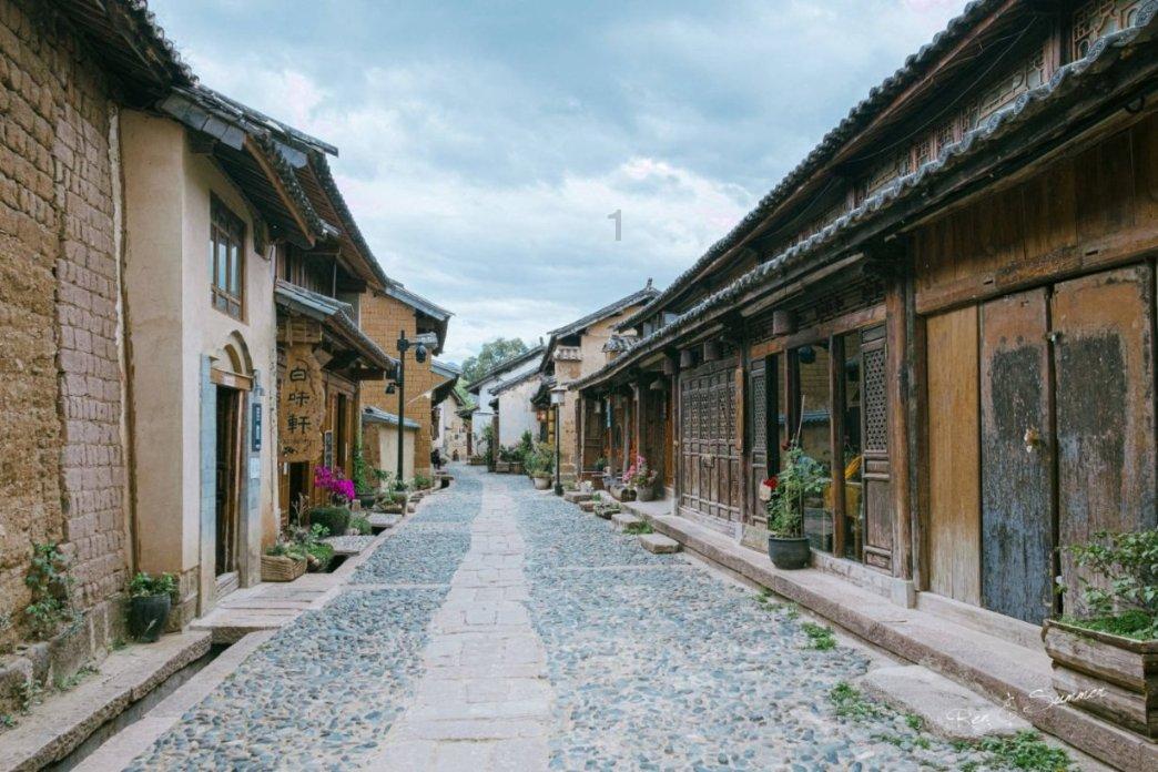 东四胡同在元代就已存在，成为重要商业区，历史底蕴深厚